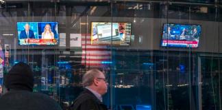 Un hombre camina frente a unos monitores de televisión, encendidos con reportes sobre las elecciones presidenciales, este miércoles en el edificio de Nasdaq en Nueva York (EE.UU.). Wall Street abrió este miércoles con sus tres principales índices -el Dow Jones de Industriales, el S&P 500 y el Nasdaq- repuntando con fuerza hacia máximos históricos, después de que esta madrugada se confirmara la victoria del republicano Donald Trump en las elecciones presidenciales de Estados Unidos. EFE/Ángel Colmenares