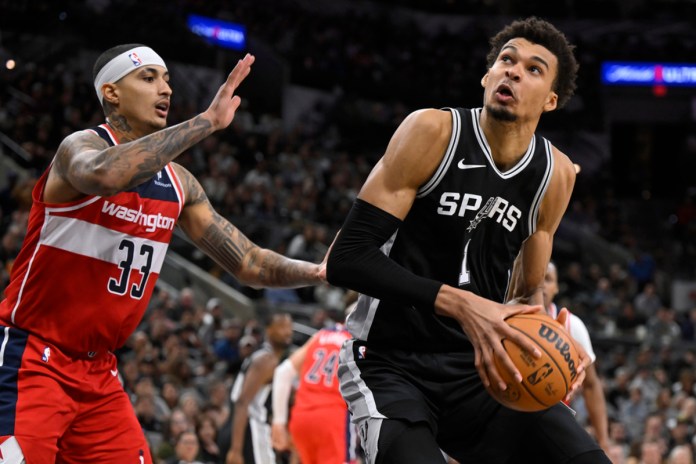 Victor Wembanyama, alero de los Spurs de San Antonio, avanza frente a Kyle Kuzma, de los Wizards de Washington, el miércoles 13 de noviembre de 2024 Foto: La Hora/AP