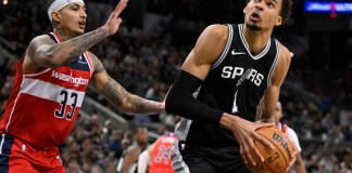 Victor Wembanyama, alero de los Spurs de San Antonio, avanza frente a Kyle Kuzma, de los Wizards de Washington, el miércoles 13 de noviembre de 2024 Foto: La Hora/AP