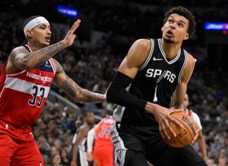 Victor Wembanyama, alero de los Spurs de San Antonio, avanza frente a Kyle Kuzma, de los Wizards de Washington, el miércoles 13 de noviembre de 2024 Foto: La Hora/AP