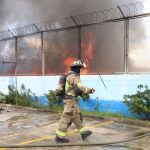 Incendio a un costado de Escuela de Zona 6: Foto: La Hora: CVB