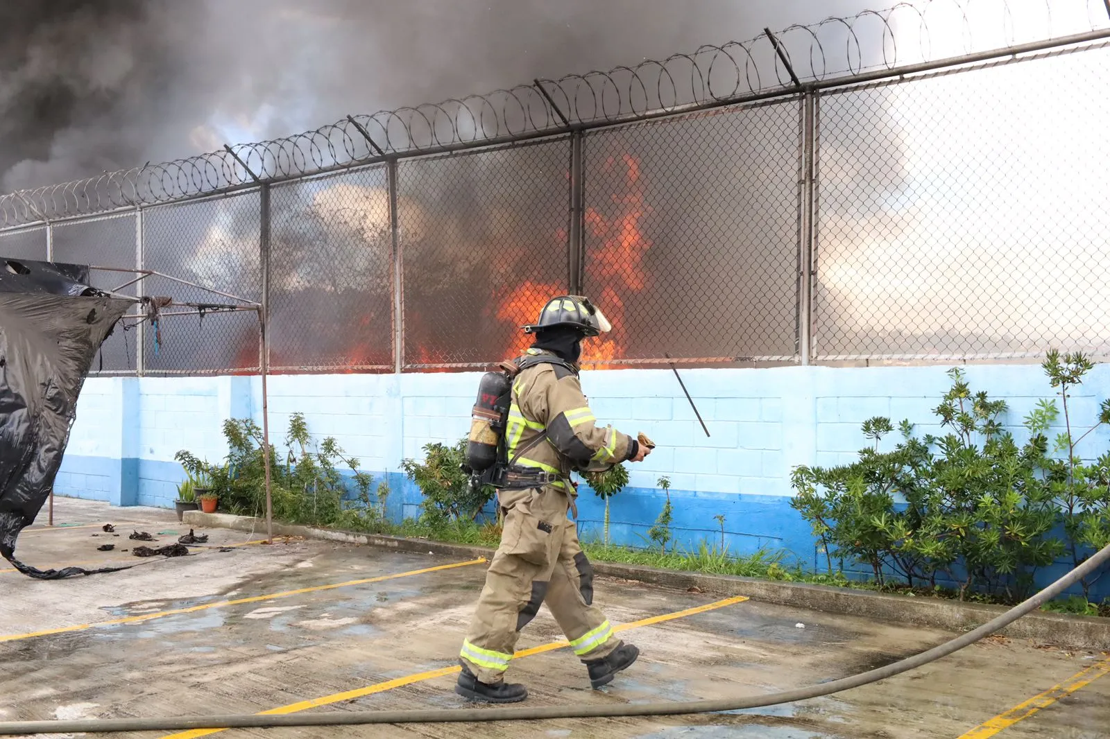 Incendio a un costado de Escuela de Zona 6: Foto: La Hora: CVB