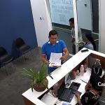 Agentes del DEIC se presentaron a las oficinas de La Hora. Foto La Hora