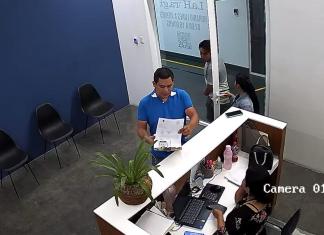 Agentes del DEIC se presentaron a las oficinas de La Hora. Foto La Hora