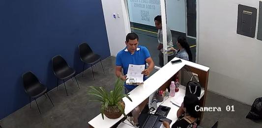 Agentes del DEIC se presentaron a las oficinas de La Hora. Foto La Hora