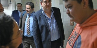 La semana pasada Gustavo Alejos se presentó ante el juzgado donde le cerraron el caso. Foto La Hora: Fabricio Alonzo