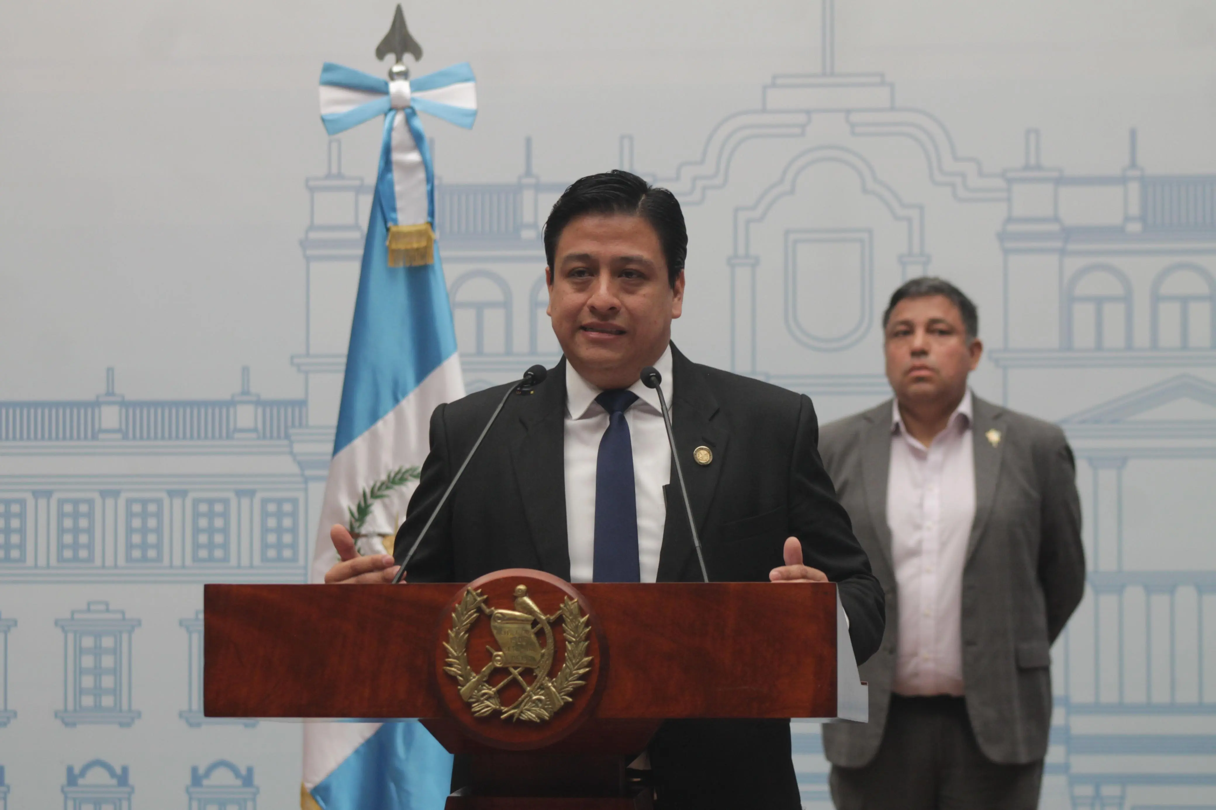 Julio Flores, titular de la Comisión Nacional contra la Corrupción, indica sobre denuncias desestimadas. Foto La Hora: José Orozco.