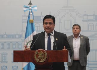 Julio Flores, titular de la Comisión Nacional contra la Corrupción, indica sobre denuncias desestimadas. Foto La Hora: José Orozco.