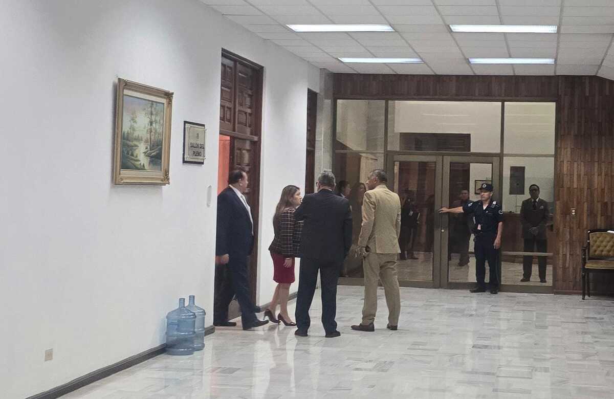 Magistrados Contreras, Alvarado, Galicia y Corado a su salida del Salón del Pleno. Foto La Hora: Sergio Osegueda