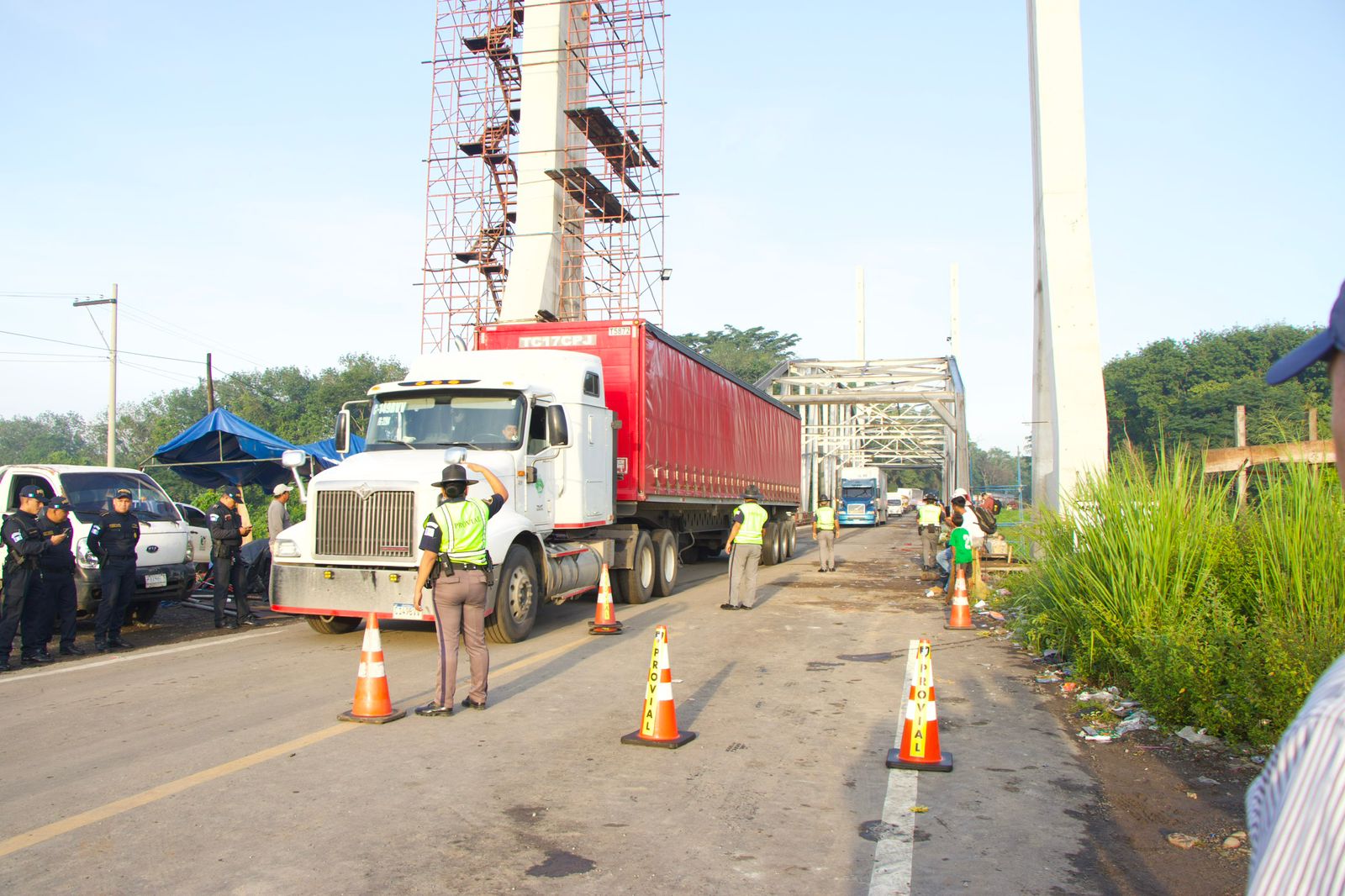 Transporte pesado vuelve a pasar por el puente Nahualate. Foto: Ministerio de Comunicaciones