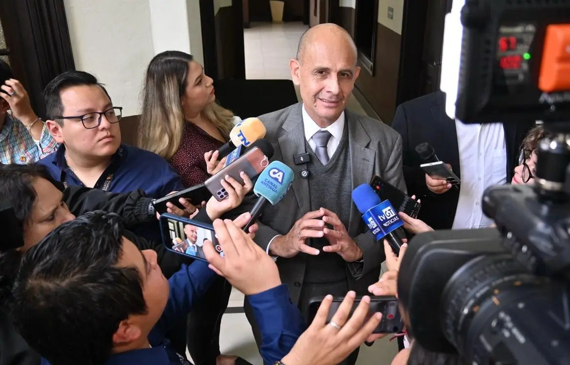 El presidente de EPQ, José Lemus, explica la situación de las grúas en la terminal marítima. Foto La Hora: Fabricio Alonzo