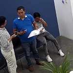 Los agentes de DEIC solicitando información personal al periodista Diego España. Foto: La Hora.