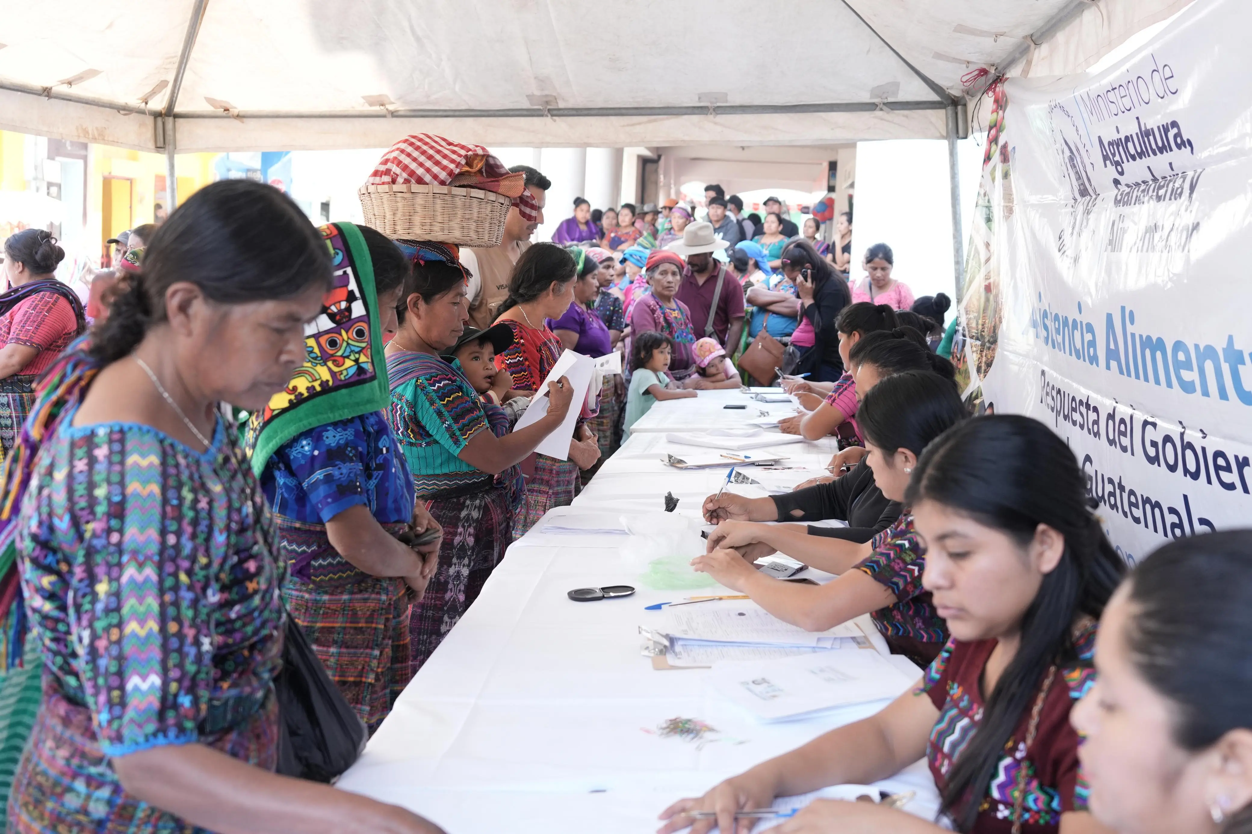 Familias de Rabinal, Baja Verapaz, reciben raciones de alimentos. Foto La Hora: Vicepresidencia.