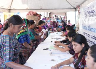 Familias de Rabinal, Baja Verapaz, reciben raciones de alimentos. Foto La Hora: Vicepresidencia.