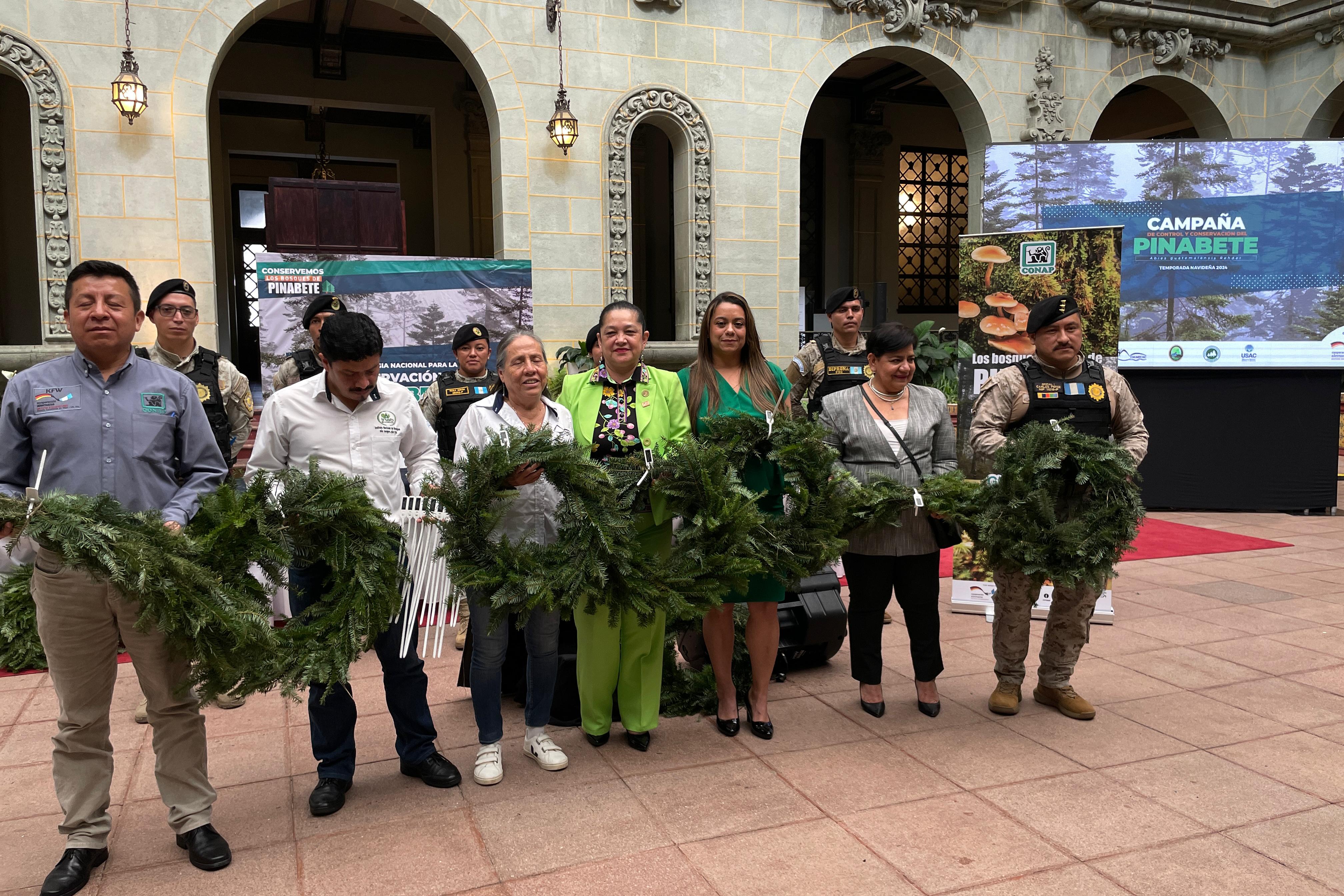 Instituciones unifican esfuerzo para frenar el tráfico ilegal de ramillas de pinabete. Foto La Hora: José Orozco. 