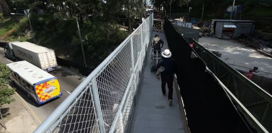 Nueva pasarela en puente Adolfo Mijangos. Foto: La Hora / José Orozco