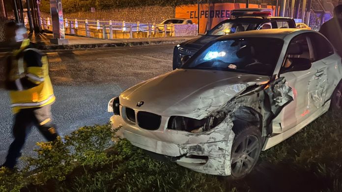 Un accidente de tránsito se reportó en la Calzada Roosevelt de la ciudad. Foto: La Hora / Bomberos Voluntarios.