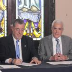 Bernardo Arévalo en la firma de la Declaración de Chapultepec. Foto: La Hora: José Orozco