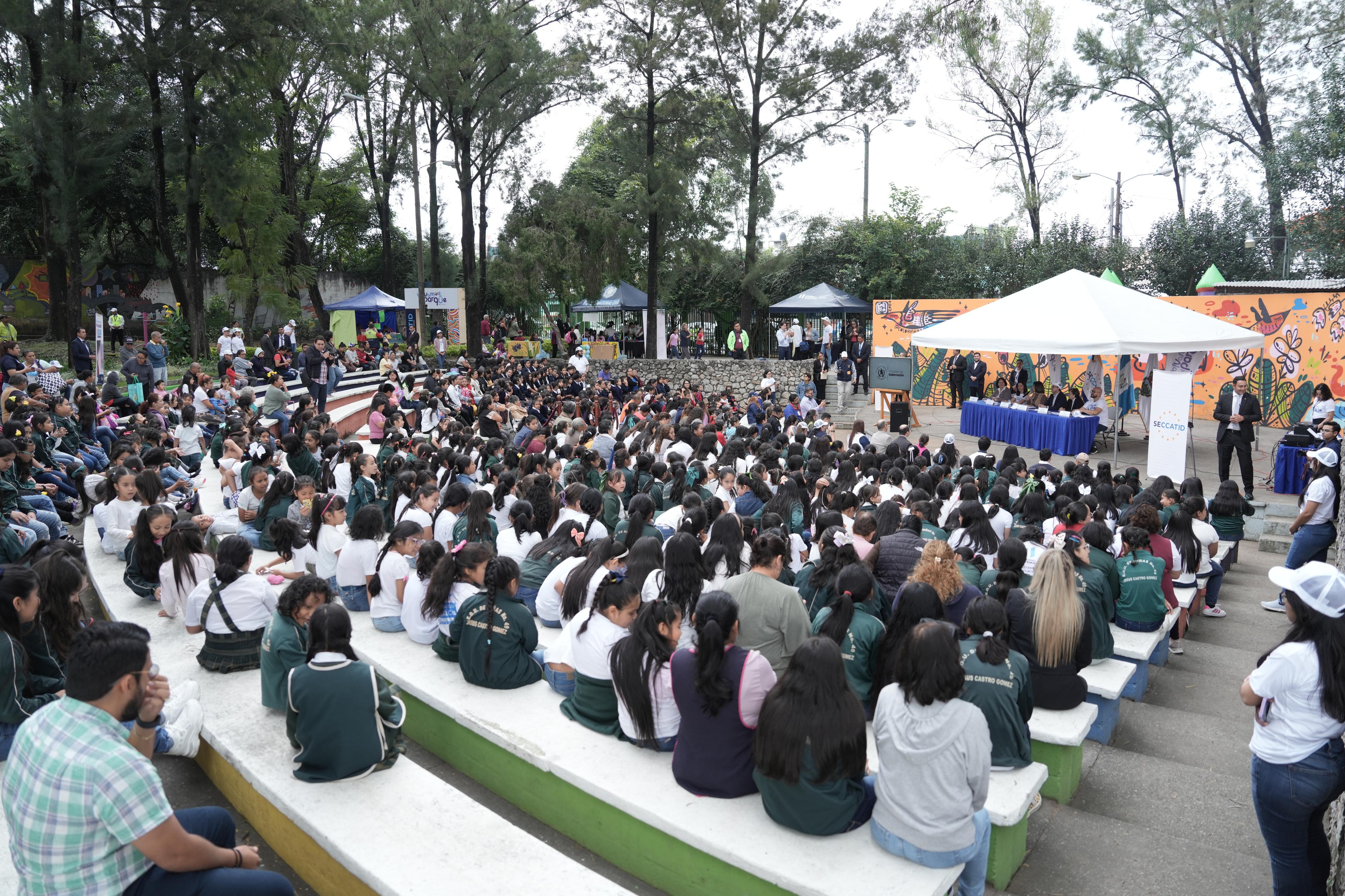 Estudiantes de establecimientos educativos de zona 5, acudieron al parque "Navidad", por lanzamiento de la iniciativa. Foto La Hora: Vicepresidencia