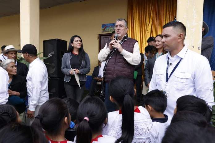 Presidente, Bernardo Arévalo, durante su gira de trabajo por Uspantán, Quiché, se dirige a estudiantes de un centro educativo. Foto La Hora: DC