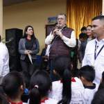 Presidente, Bernardo Arévalo, durante su gira de trabajo por Uspantán, Quiché, se dirige a estudiantes de un centro educativo. Foto La Hora: DC