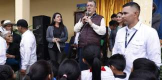 Presidente, Bernardo Arévalo, durante su gira de trabajo por Uspantán, Quiché, se dirige a estudiantes de un centro educativo. Foto La Hora: DC