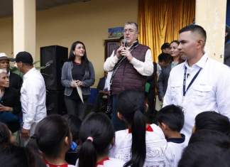 Presidente, Bernardo Arévalo, durante su gira de trabajo por Uspantán, Quiché, se dirige a estudiantes de un centro educativo. Foto La Hora: DC