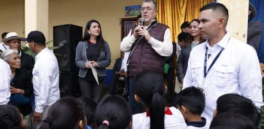 Presidente, Bernardo Arévalo, durante su gira de trabajo por Uspantán, Quiché, se dirige a estudiantes de un centro educativo. Foto La Hora: DC