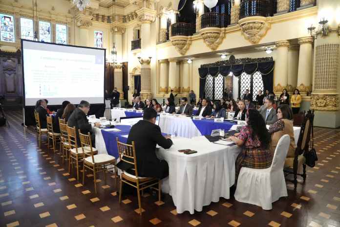 Autoridades del Gabinete Económico de Desarrollo Social, evaluaron plan para la erradicación del trabajo infantil. Foto La Hora: Vicepresidencia