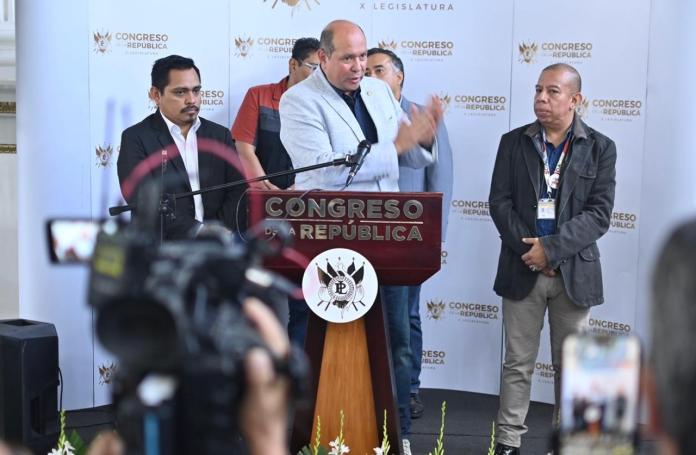 Los diputados de VOS proponen aumentar el pago de pensiones a los contribuyentes del IGSS. Foto La Hora: Fabricio Alonzo