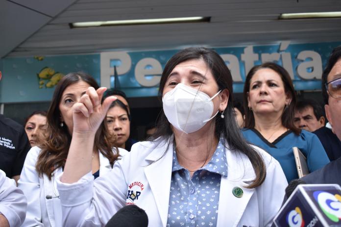 Cuerpo médico del Hospital Roosevelt da voto de desconfianza al Director Ejecutivo, Luis Chavéz. Foto La Hora: Daniel Ramírez