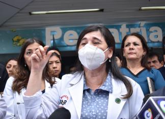 Cuerpo médico del Hospital Roosevelt da voto de desconfianza al Director Ejecutivo, Luis Chavéz. Foto La Hora: Daniel Ramírez