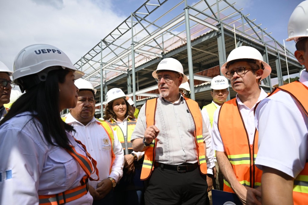 Presidente Bernardo Arévalo, junto a ministros de Estado, realizan supervisión en trabajos de construcción del nuevo hospital de Chiquimula. Foto La Hora: AGN