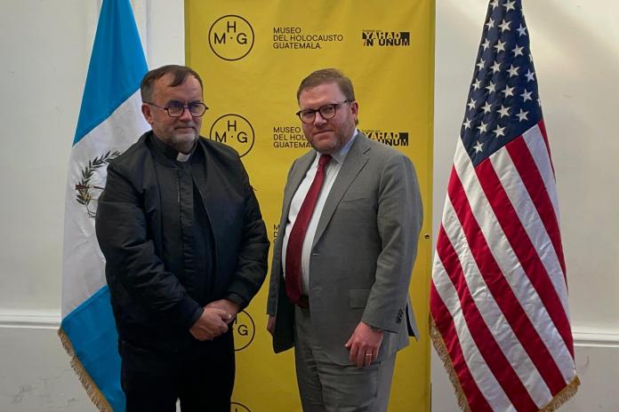 Aaronn Kayek, enviado especial de Estados Unidos para el combate del antisemitismo, visitó el museo del Holocausto en Guatemala. Foto La Hora: José Orozco.