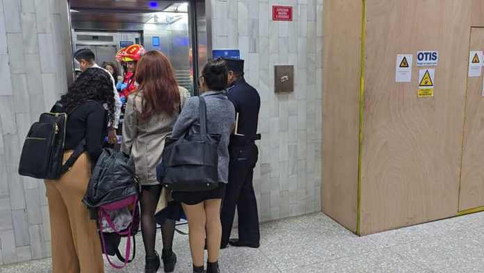 Cuerpos de socorro tuvieron que esperar el arreglo del ascensor para atender la emergencia. Foto La Hora: Sergio Osegueda