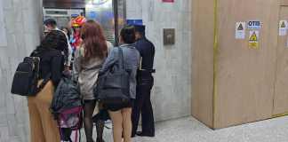 Cuerpos de socorro tuvieron que esperar el arreglo del ascensor para atender la emergencia. Foto La Hora: Sergio Osegueda