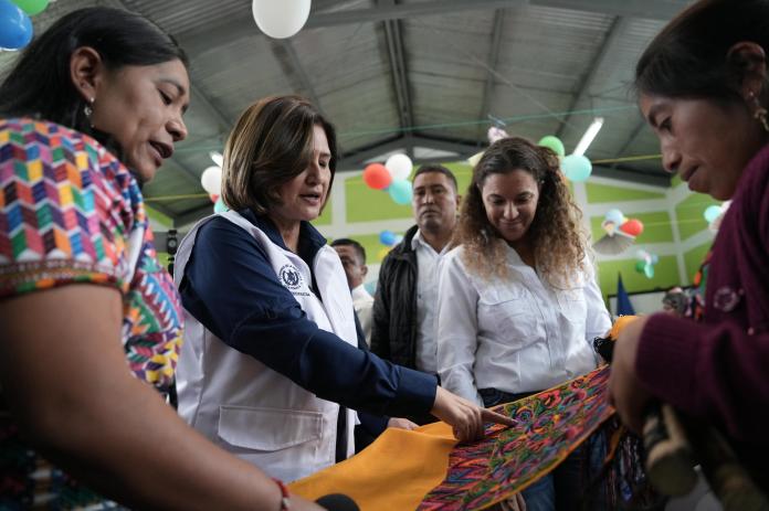 Mujeres son capacitadas y reciben capital semilla para aportar en el hogar. Foto La Hora: Vicepresidencia.