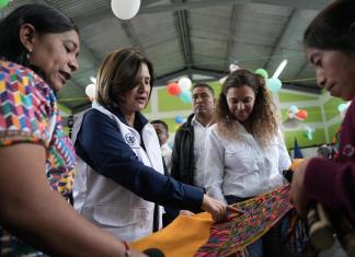 Mujeres son capacitadas y reciben capital semilla para aportar en el hogar. Foto La Hora: Vicepresidencia.