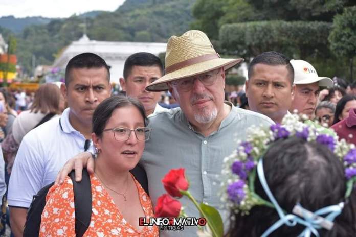 Bernardo Arévalo visitó festival de las flores, en Antigua Guatemala. Foto La Hora: El informativo Noticias.