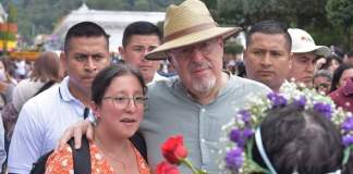 Bernardo Arévalo visitó festival de las flores, en Antigua Guatemala. Foto La Hora: El informativo Noticias.