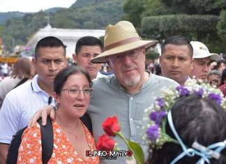 Bernardo Arévalo visitó festival de las flores, en Antigua Guatemala. Foto La Hora: El informativo Noticias.