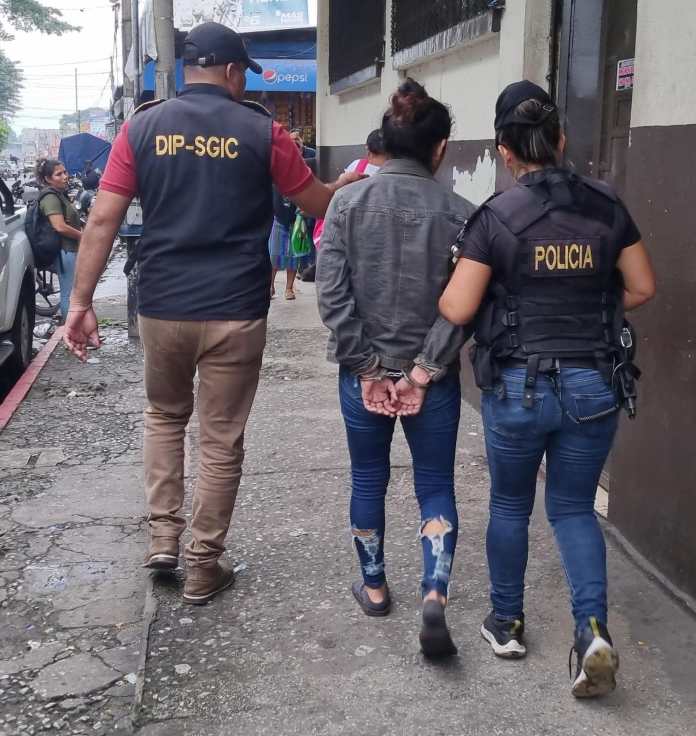 Detenida cuando visitó a su novio en el juzgado de Escuintla, por tener orden de captura vigente. Foto La Hora: PNC