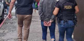 Detenida cuando visitó a su novio en el juzgado de Escuintla, por tener orden de captura vigente. Foto La Hora: PNC