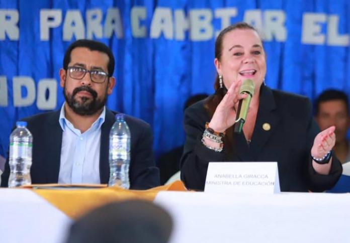 El viceministro de Educación, Francisco Cabrera, y la ministra de Educación, Anabella Giracca. Foto: La Hora / Mineduc.