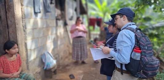 "Mano a mano" busca a las familias más pobres. Foto La Hora: MIDES