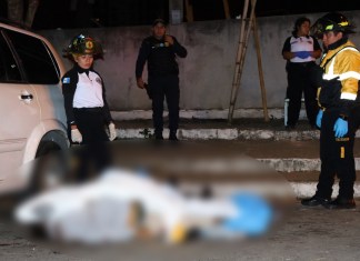 Escena del ataque armado en la zona 6 que dejó tres muertos y un herido grave. Foto La Hora: Bomberos Voluntarios