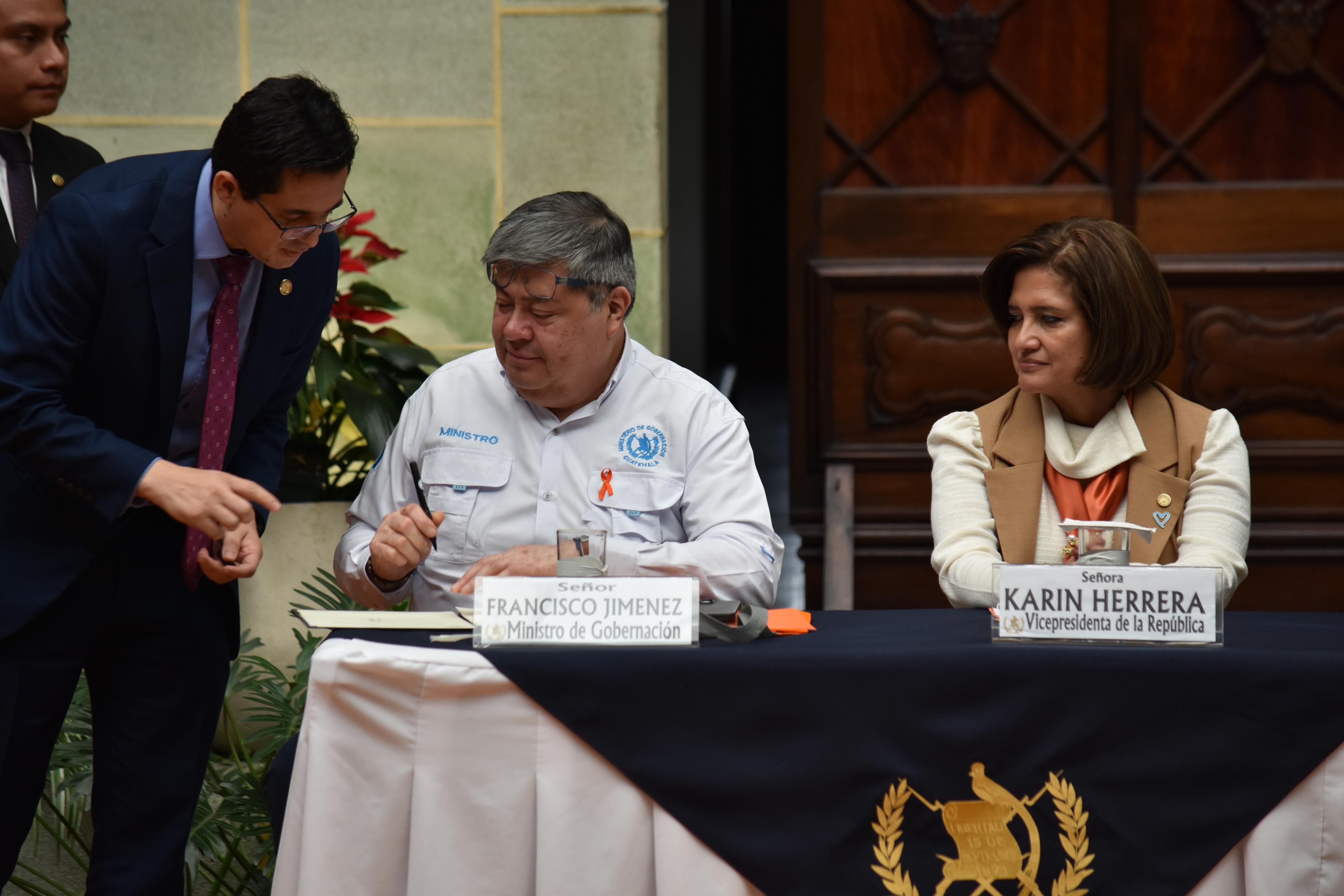 Ministro de Gobernación, Francisco Jiménez, firmo los lineamientos para erradicar la violencia hacia las mujeres. Foto La Hora: Daniel Ramírez.