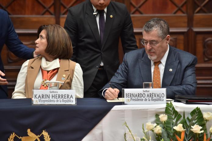 Bernardo Arévalo firma lineamientos para proteger de la violencia a las trabajadoras del Organismo Ejecutivo. Foto La Hora: Daniel Ramírez.