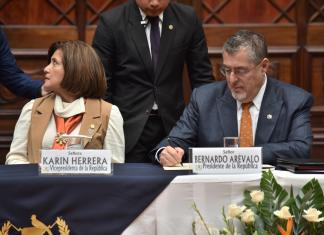 Bernardo Arévalo firma lineamientos para proteger de la violencia a las trabajadoras del Organismo Ejecutivo. Foto La Hora: Daniel Ramírez.