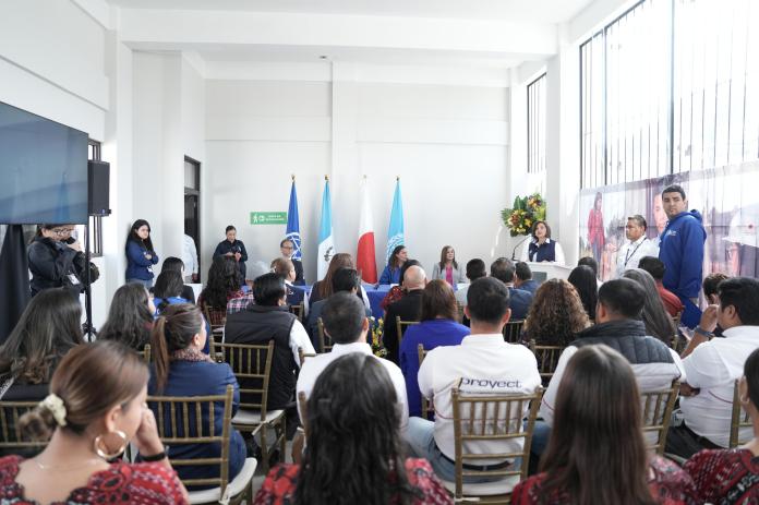 Vicepresidenta Karin Herrera, dijo que el centro de formación Quédate, busca motivar a los jóvenes a quedarse en el país. Foto La Hora: Vicepresidencia